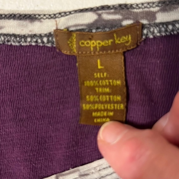 Copper key long sleeve top. Burgundy. Lg - Picture 4 of 5